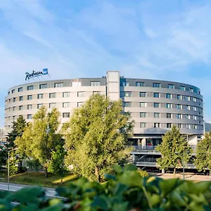 4* מלון Radisson Blu Hotel, Airport